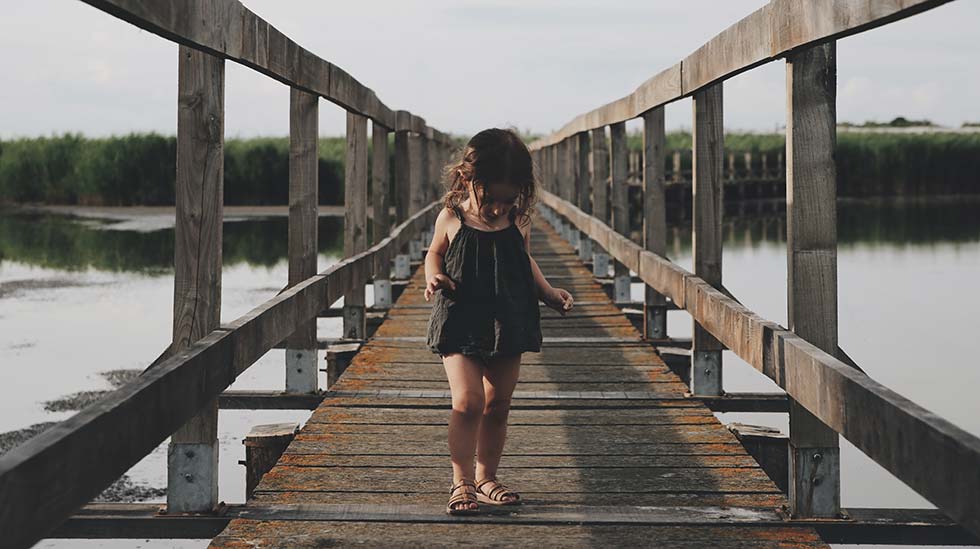 Sana ”autismikirjo” kuvaa autismin moninaisuutta, yksilöllisyyttä ja vaikeusasteiden vaihtelua. (Kuvituskuva: Caroline Hernandez/Unsplash)